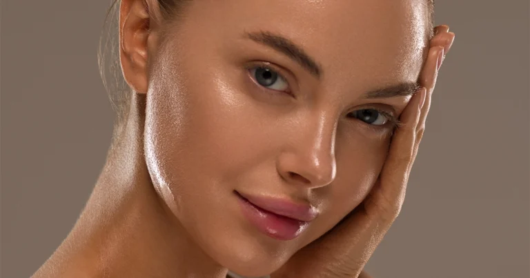 Portret kobiety z naturalnie promienną i zdrową skórą dotykającej twarzy