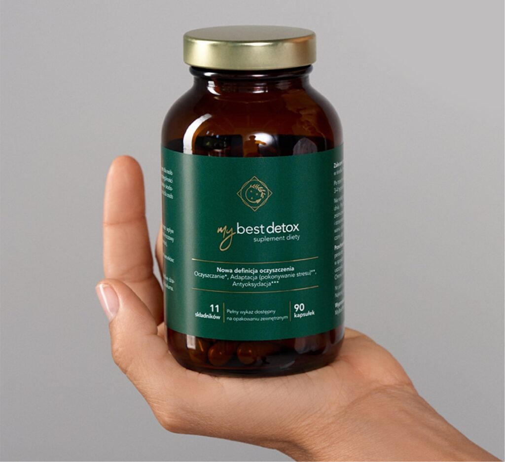 Butelka suplementu diety My Best Detox trzymana w dłoni